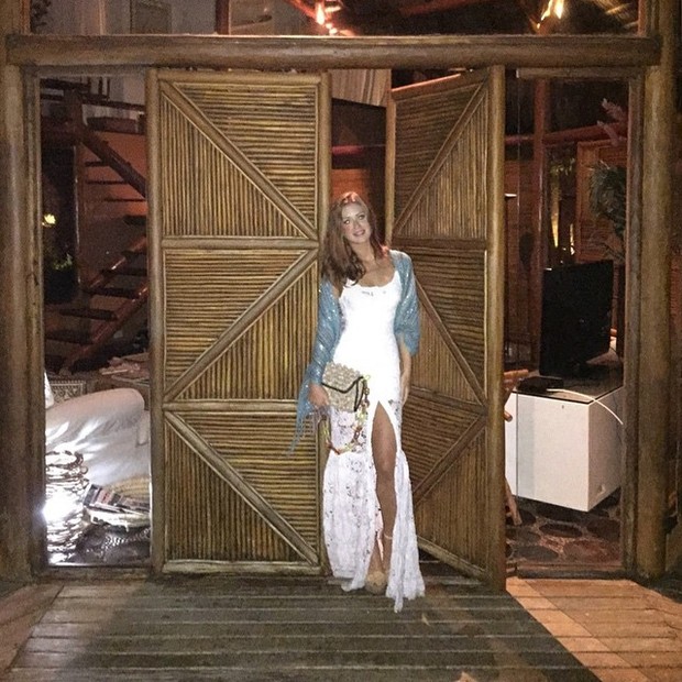 Marina Ruy Barbosa impressiona ao mostrar curvas no Instagram