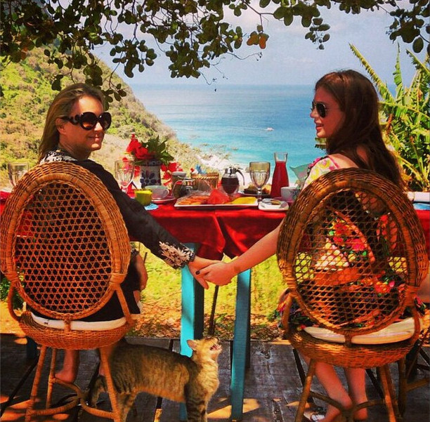 Marina Ruy Barbosa mostra foto com os pais e se declara para mãe em aniversário