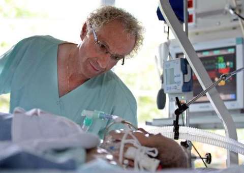 Feto de americana grávida com morte cerebral apresenta anomalias