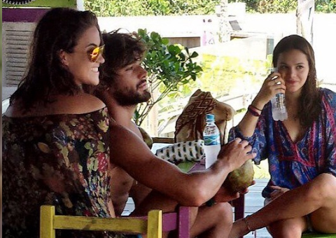 Bruna Marquezine é flagrada relaxando durante férias com Marlon Teixeira
