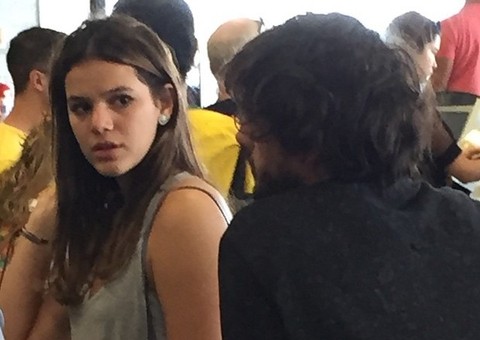 Bruna Marquezine e Marlon Teixeira são flagrados juntos em aeroporto
