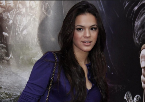 Bruna Marquezine vai trabalhar com "chupões" pelo corpo