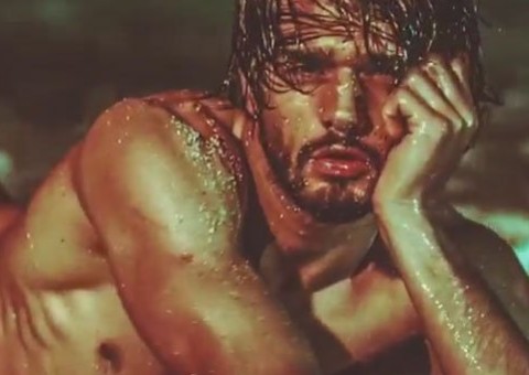  Gato de Marquezine aparece sensual em vídeo e leva mulherada à loucura