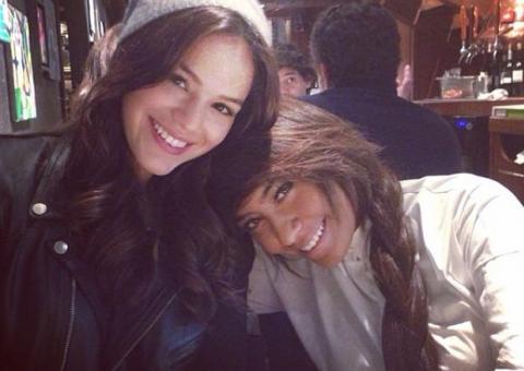  Em Barcelona, Bruna Marquezine posa com a cunhada