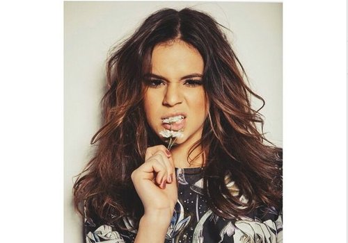 Bruna Marquezine pinta o cabelo de rosa e xinga fã nas redes sociais