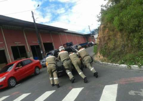 Carro dá “prego” e marronzinhos têm que empurrar