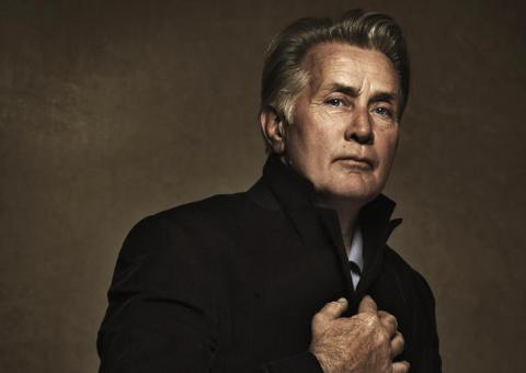 Martin Sheen pede desculpas ao Brasil na ficção