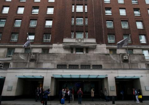 Mulheres são atacadas a marteladas em hotel de Londres