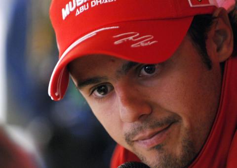 Massa guia Ferrari de rua em alta velocidade e é multado