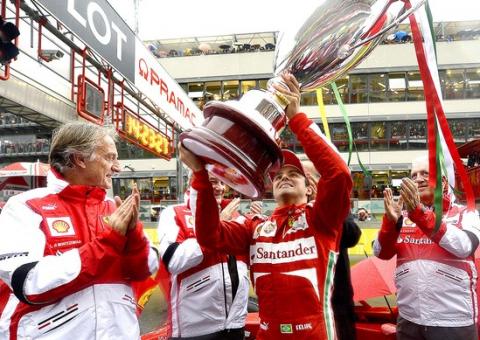 Massa recebe taça da Ferrari por serviços prestados