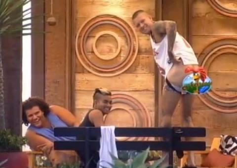 Mateus Verdelho sensualiza e mostra bunda para os colegas
