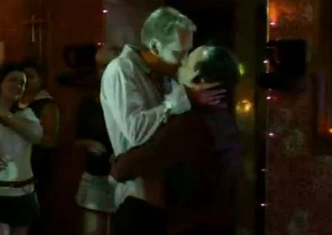 Programa da Globo exibe mais um beijo gay