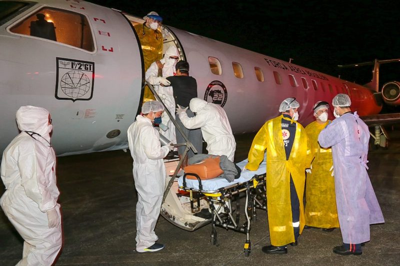 Pacientes de Manaus com Covid-19 chegam a Florianópolis  