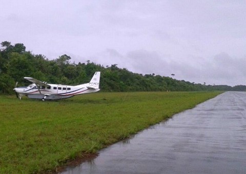 Pneu furado de avião causa acidente em Maués