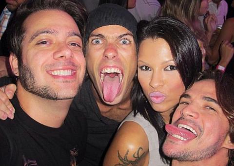  Ex-BBBs Max, Ariadna, Rodrigo e Mau mau curtem noitada