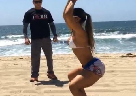 De shortinho e biquíni, Mayra Cardi faz treino em praia da Califórnia