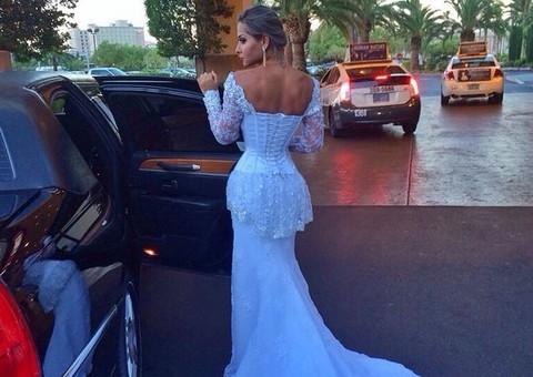 Mayra Cardi mostra cinturinha em vestido de noiva