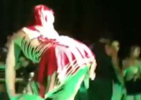 MC Catra faz mulher tirar calcinha no palco. De novo