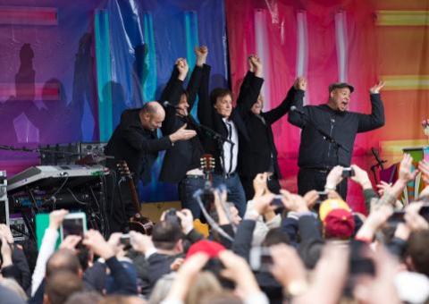 Paul McCartney faz show surpresa no centro de Londres