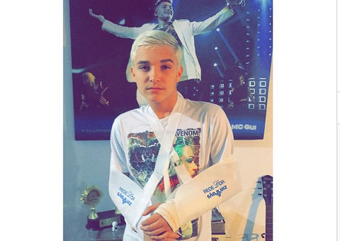 Mc Gui faz manobra em show, erra e vai parar no hospital