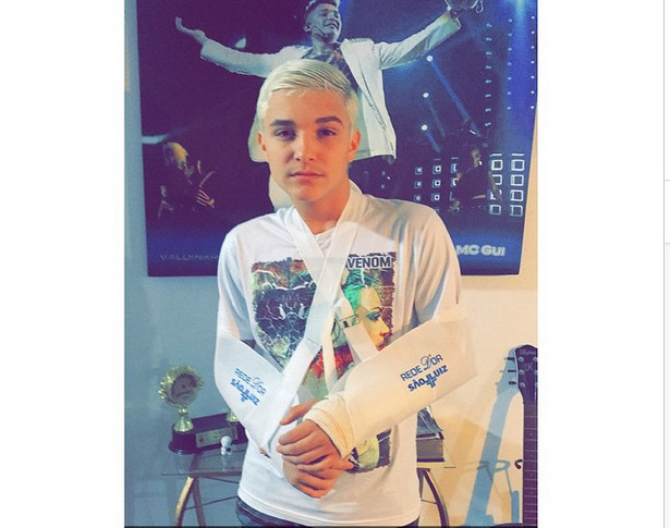 Mc Gui faz manobra em show, erra e vai parar no hospital