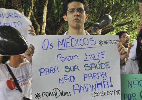 Centenas de médicos vão às ruas protestar em Manaus