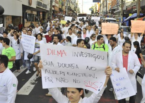 Médicos protestam em Manaus e mandam Dilma para o SUS
