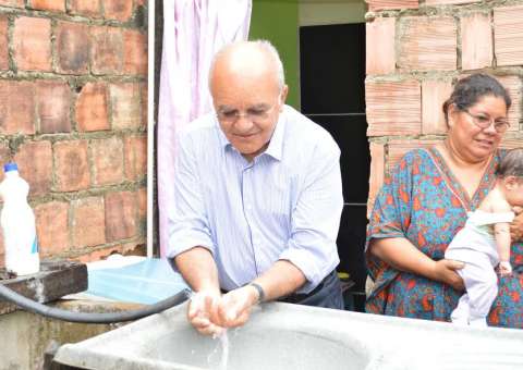  Governador José Melo  testa eficácia do Proama. Água chega às torneiras nas zonas Norte e Leste