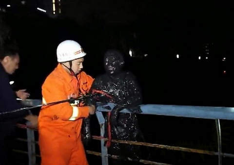 Homem saiu para beber e terminou na fossa. Literalmente