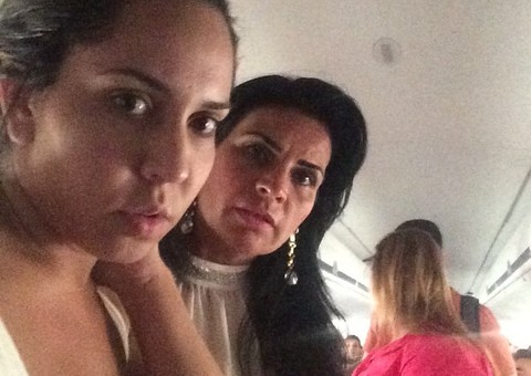 Mulher Melão e Solange Gomes passam mal de calor em avião e são destratadas
