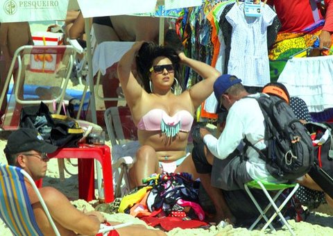 Mulher Melancia exibe pernões e gordurinhas em dia de praia