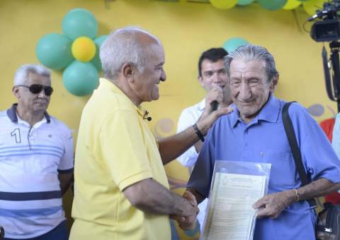  Melo entrega 2,3 mil títulos definitivos de terra 