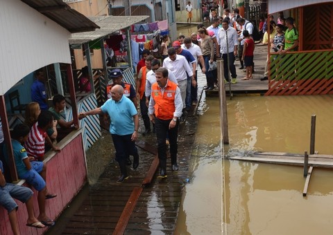 Ministro da Integração vai a Eirunepé e avalia enchente do rio