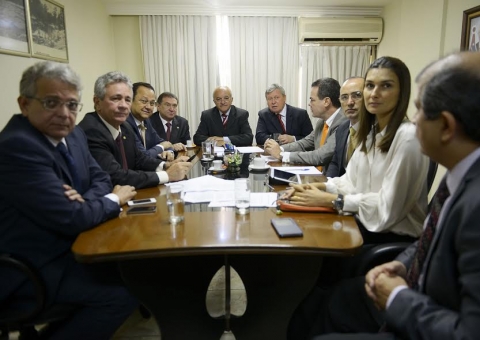 Melo e Artur reúnem bancada e pressionam partidos na Câmara para votção da PEC da Zona Franca