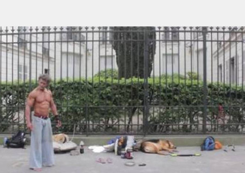 Mendigo atleta faz as ruas de academia