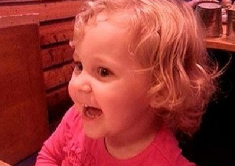 Criança de dois anos fica bêbada em restaurante após ter suco trocado