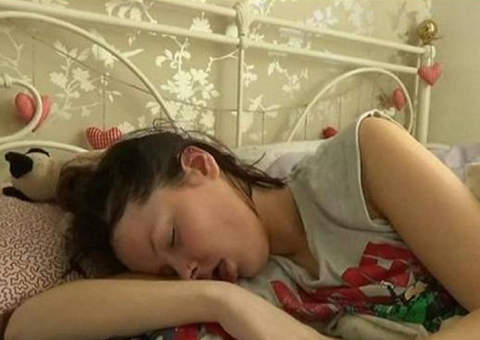 Inglesa sofre da síndrome de Kleine-Levin e dorme até três semanas sem parar