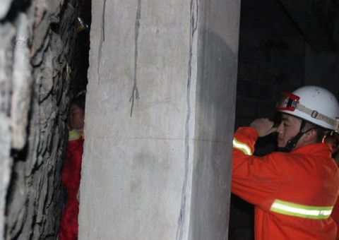  Menina cai do muro e fica presa em um fenda de 20 centímetros 