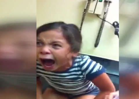 Menina não sabe se rir ou chora ao tomar vacina