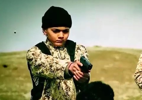  Estado Islâmico divulga novo vídeo de criança executando refém