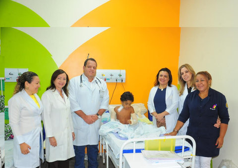 Menino que caiu do 3o andar de shopping recebe alta