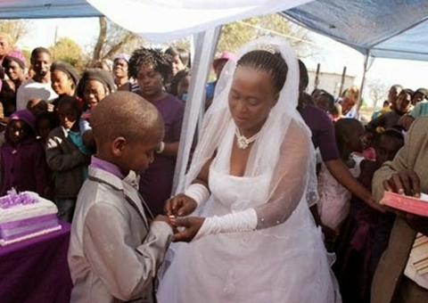 Família casa menino de 9 anos com mulher de 63 para evitar maldição