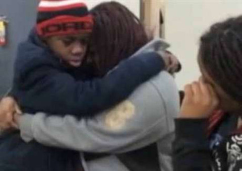 Criança desaparecida há 4 anos é encontrada atrás de parede falsa