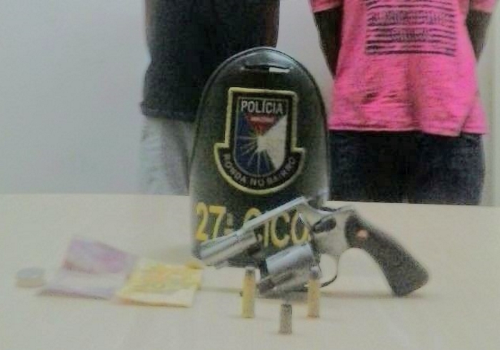 Adolescente é preso acusado de participar de roubo de carro 