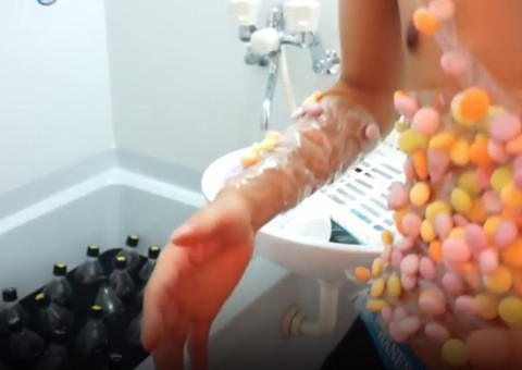 Japonês gruda mentos pelo corpo e pula em banheira com Coca-Cola; veja o resultado