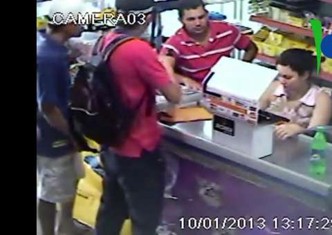 Bandidos armados de revólver assaltam mercadinho no Japiim