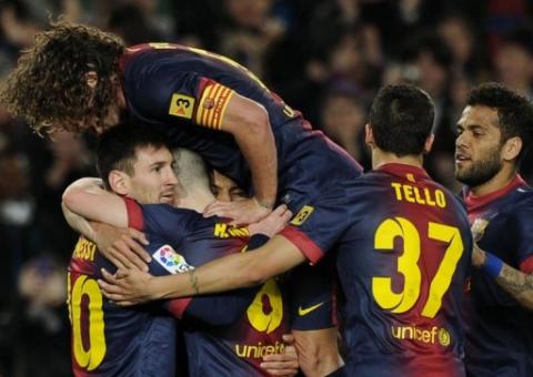 Messi sai do banco e marca gol de número 40 em vitória do Barça sobre o Depor