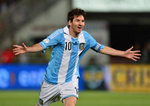 Argentina goleia com 3 de Messi, que supera Maradona