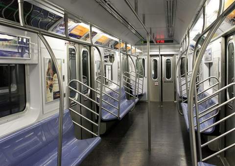 Homem amarra camisinha usada em corrimão de metrô