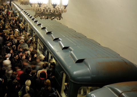 Casal flagrado fazendo sexo em trilhos de metrô faz segurança ser reforçada 
